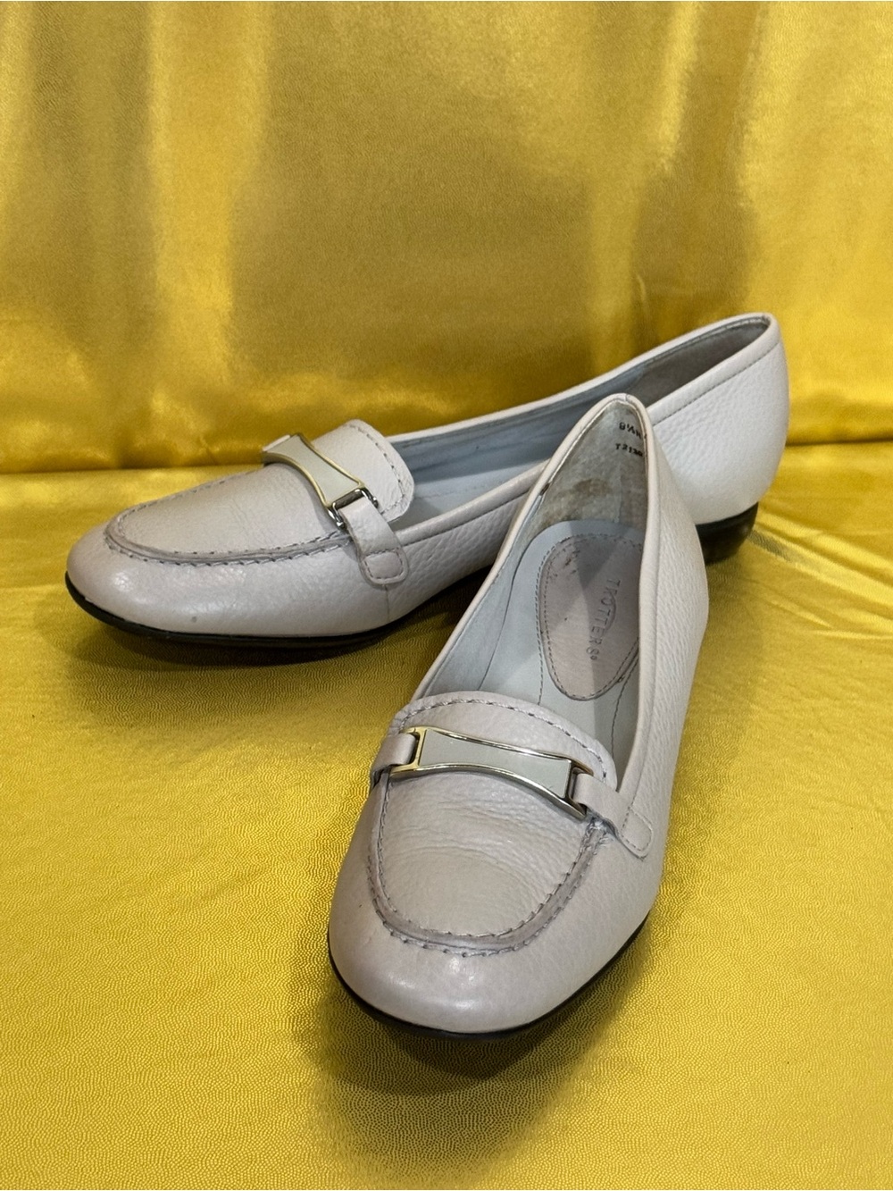 Trotters Reagan Beige Pebbled Leather Loafers Size 8.5 N New